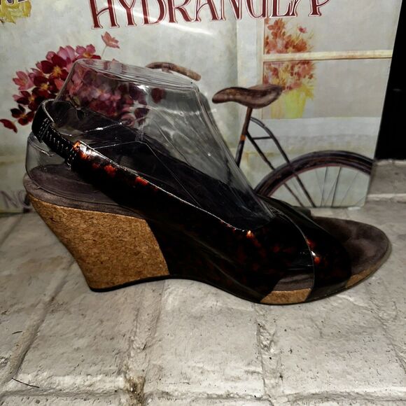 UGG Tortoise Patent Leather Slingback
Wedge Cork Heels Womens Size 9 - Picture 8 of 9